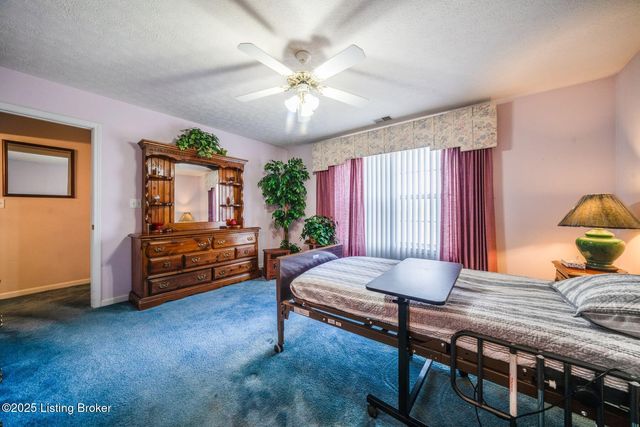 8200 Fox Hall Pl, Lyndon, KY 40242