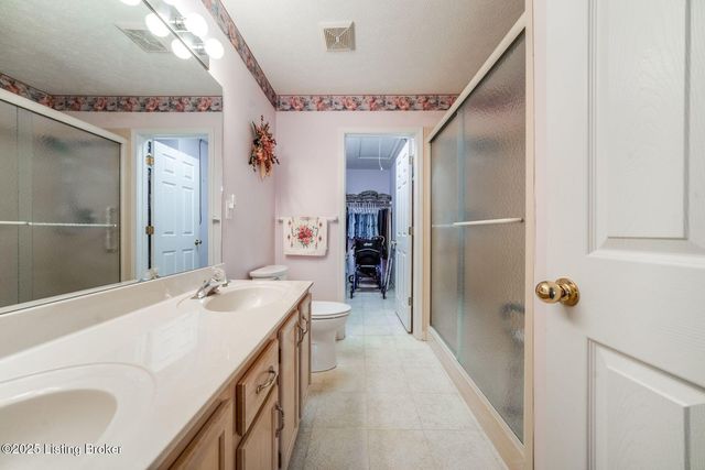 8200 Fox Hall Pl, Lyndon, KY 40242