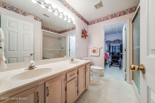 8200 Fox Hall Pl, Lyndon, KY 40242