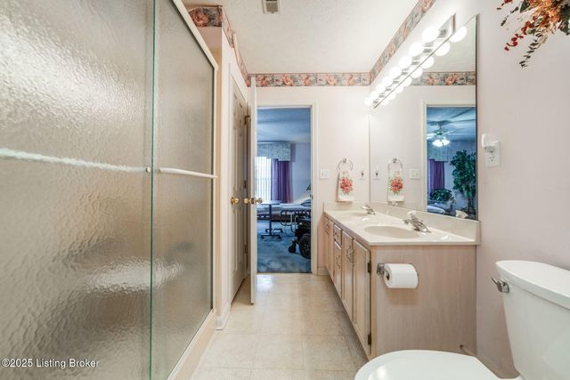 8200 Fox Hall Pl, Lyndon, KY 40242