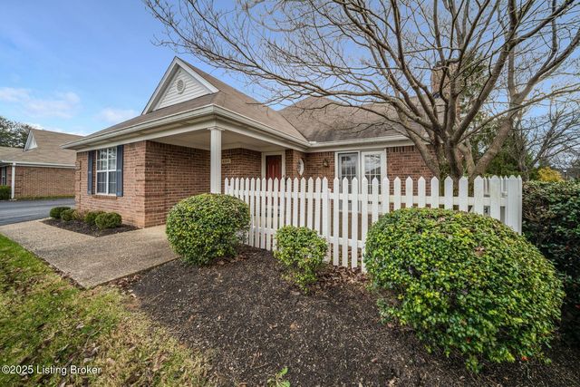 8200 Fox Hall Pl, Lyndon, KY 40242