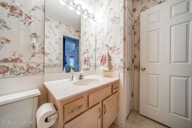 8200 Fox Hall Pl, Lyndon, KY 40242