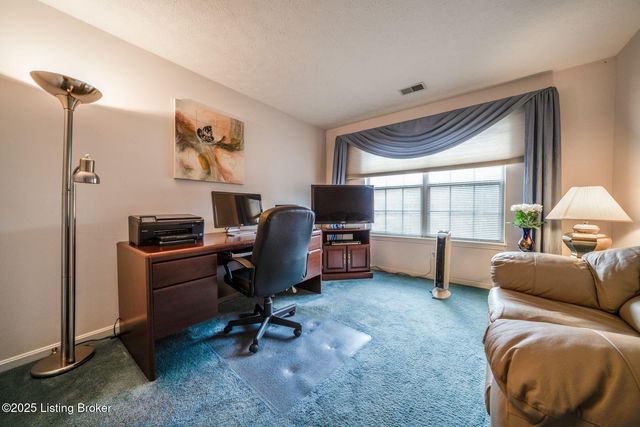 8200 Fox Hall Pl, Lyndon, KY 40242