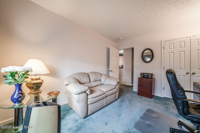 8200 Fox Hall Pl, Lyndon, KY 40242