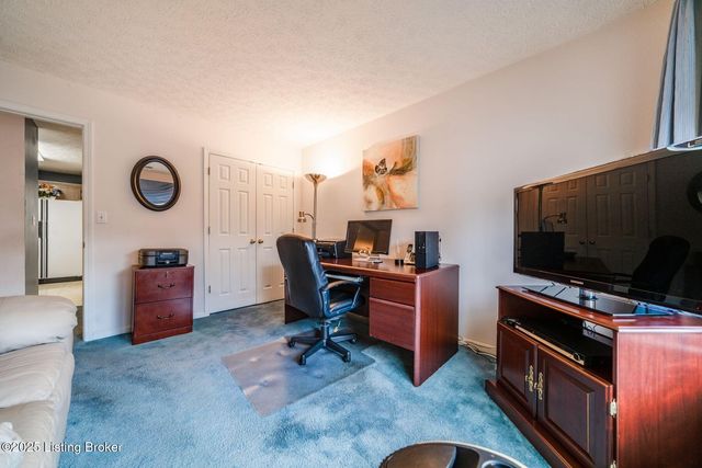 8200 Fox Hall Pl, Lyndon, KY 40242