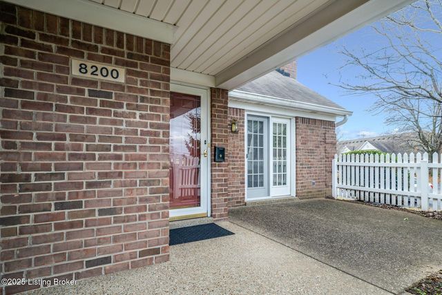 8200 Fox Hall Pl, Lyndon, KY 40242