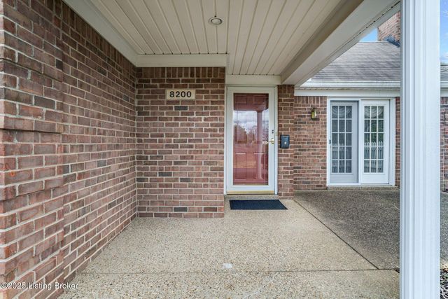 8200 Fox Hall Pl, Lyndon, KY 40242