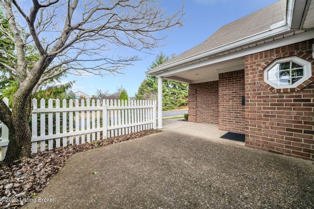 8200 Fox Hall Pl, Lyndon, KY 40242