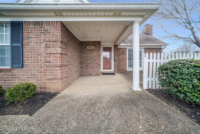 8200 Fox Hall Pl, Lyndon, KY 40242