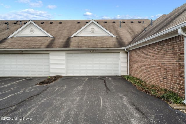 8200 Fox Hall Pl, Lyndon, KY 40242