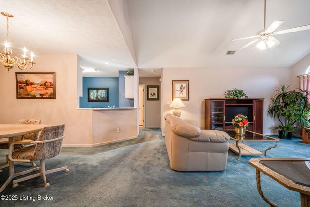 8200 Fox Hall Pl, Lyndon, KY 40242