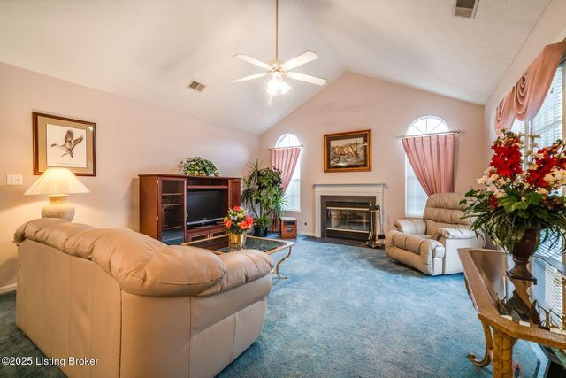 8200 Fox Hall Pl, Lyndon, KY 40242