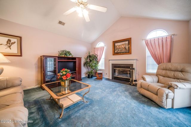 8200 Fox Hall Pl, Lyndon, KY 40242