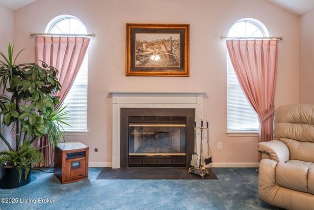 8200 Fox Hall Pl, Lyndon, KY 40242