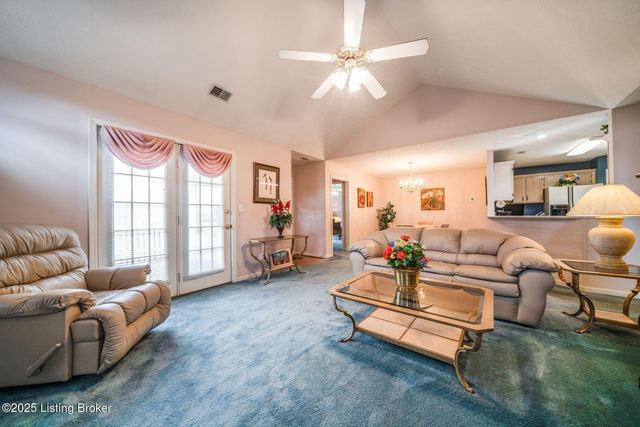 8200 Fox Hall Pl, Lyndon, KY 40242