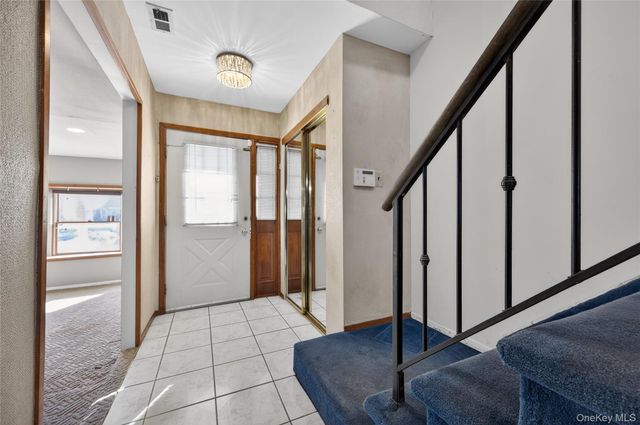 61 Estate Court 61, Woodbury, NY 11797