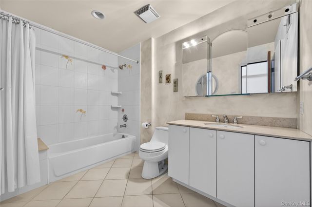 61 Estate Court 61, Woodbury, NY 11797