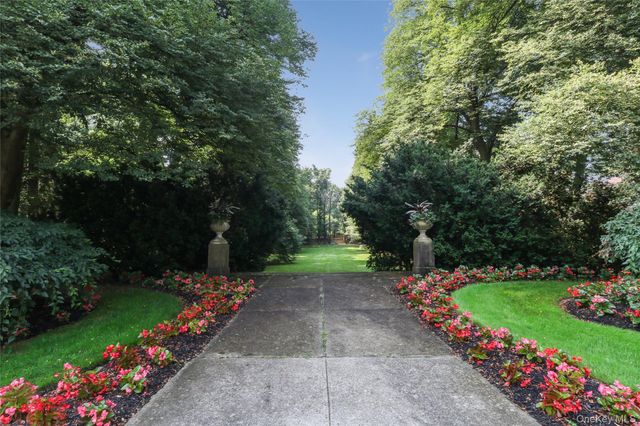 61 Estate Court 61, Woodbury, NY 11797