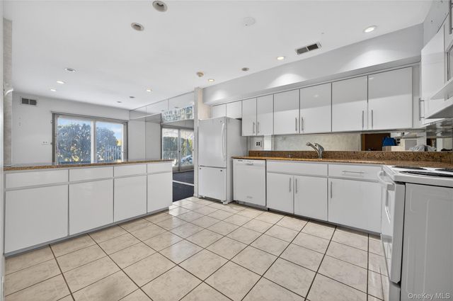 61 Estate Court 61, Woodbury, NY 11797