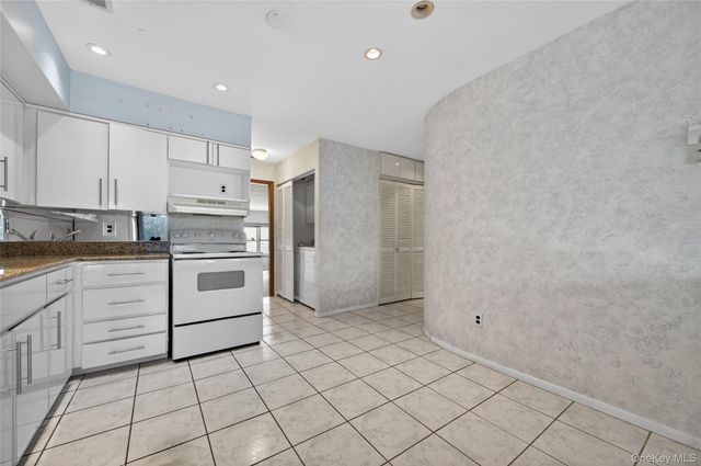 61 Estate Court 61, Woodbury, NY 11797