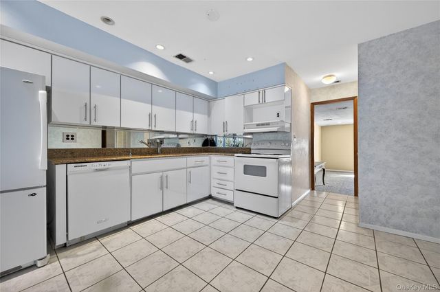 61 Estate Court 61, Woodbury, NY 11797