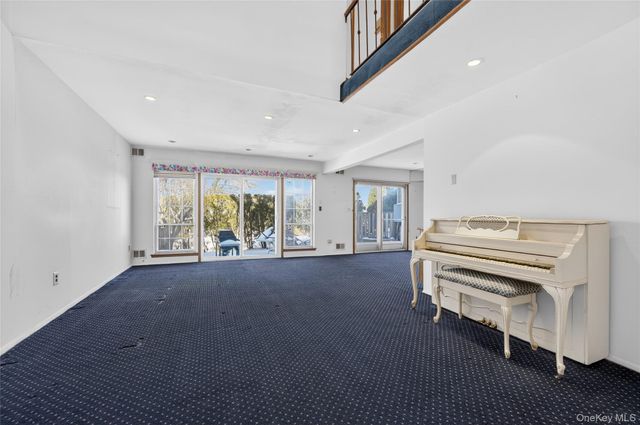 61 Estate Court 61, Woodbury, NY 11797