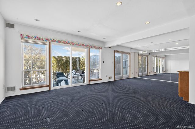 61 Estate Court 61, Woodbury, NY 11797