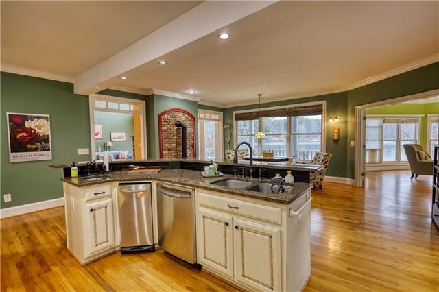 625 W LAKE Drive, Oxford, GA 30054