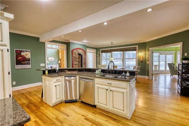 625 W LAKE Drive, Oxford, GA 30054
