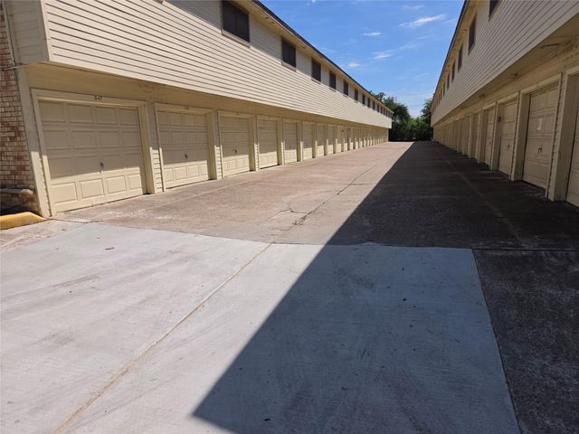 2425 Holly Hall Street B37, Houston, TX 77054