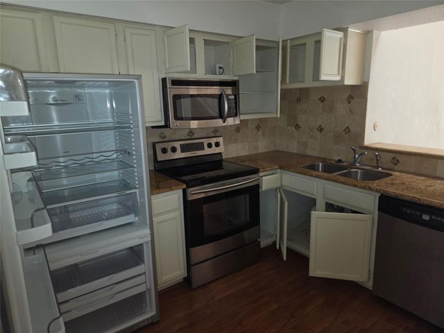 2425 Holly Hall Street B37, Houston, TX 77054