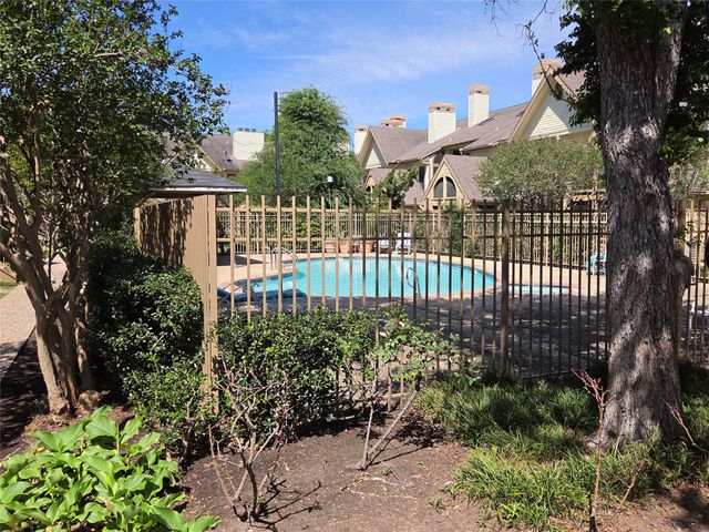 2425 Holly Hall Street B37, Houston, TX 77054