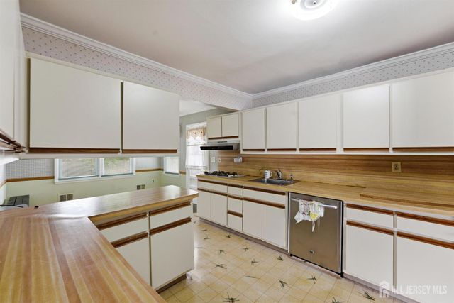 57 Mitchell Avenue, Piscataway, NJ 08854