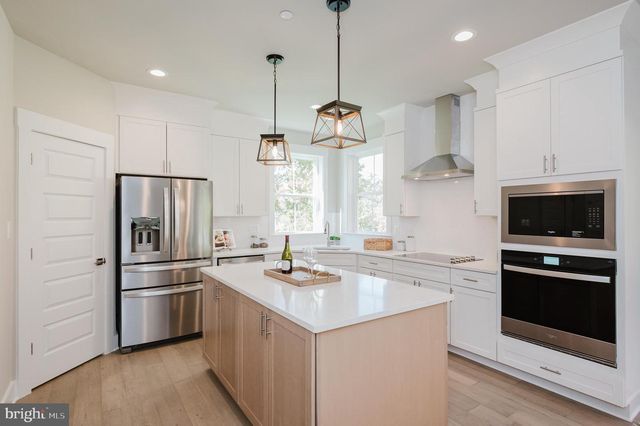 2036 WILLIAM AVE, Essex, MD 21221