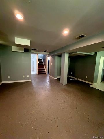 160 Ascot Avenue, Waterford, MI 48328