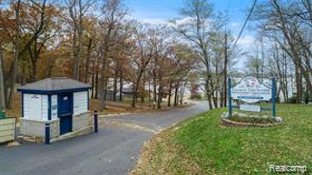 160 Ascot Avenue, Waterford, MI 48328