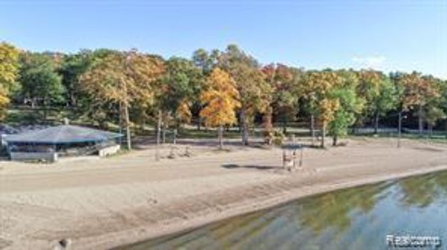 160 Ascot Avenue, Waterford, MI 48328