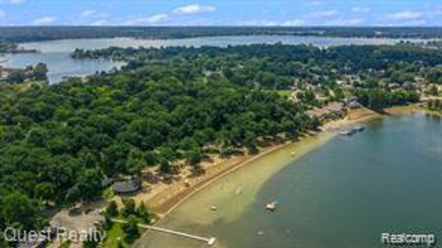 160 Ascot Avenue, Waterford, MI 48328
