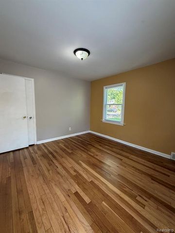 160 Ascot Avenue, Waterford, MI 48328