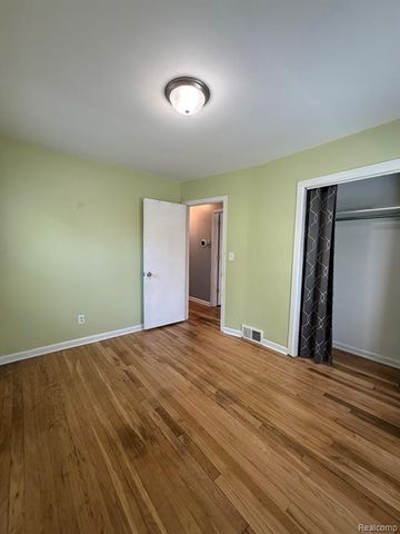 160 Ascot Avenue, Waterford, MI 48328