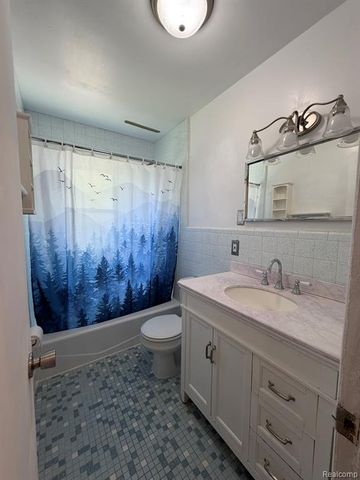 160 Ascot Avenue, Waterford, MI 48328