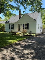 160 Ascot Avenue, Waterford, MI 48328