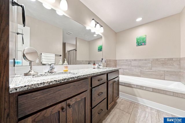 7056 Kentwell Lane, Lincoln, NE 68516