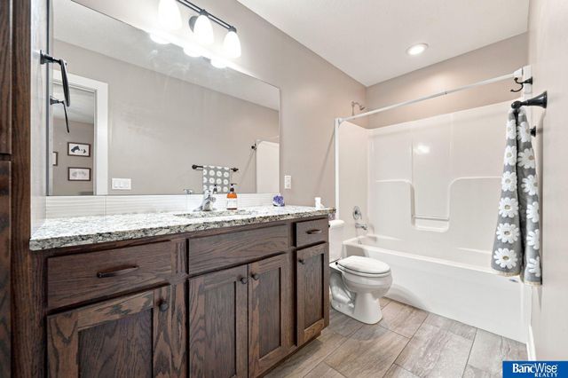 7056 Kentwell Lane, Lincoln, NE 68516