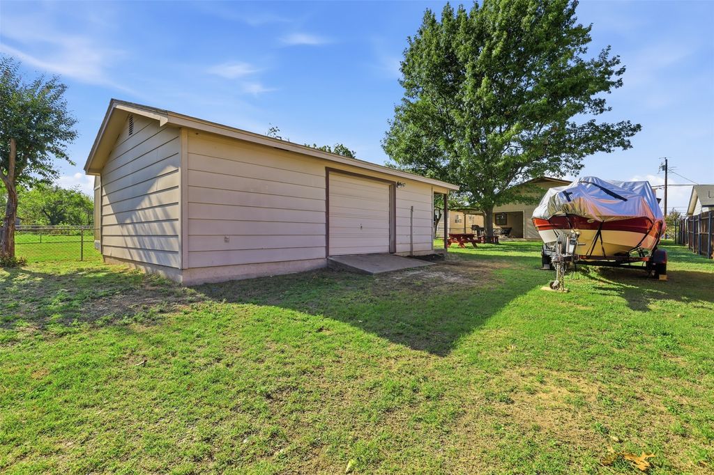 609 W Kilpatrick Avenue, Cleburne, TX 76033 — photo 3