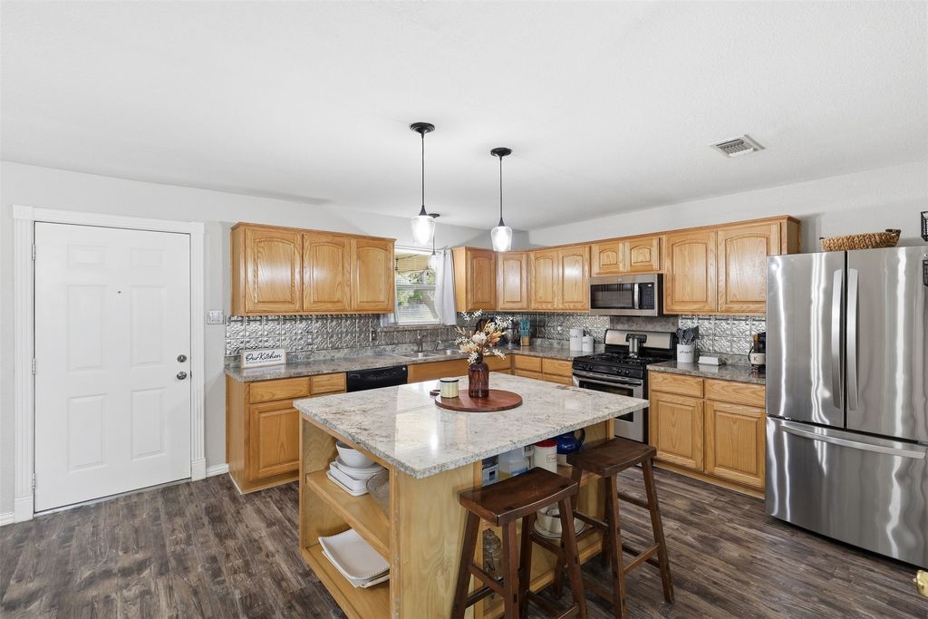 609 W Kilpatrick Avenue, Cleburne, TX 76033 — photo 5