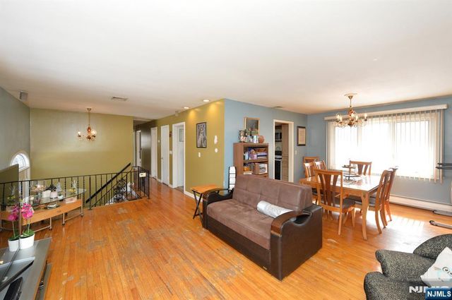 454 E Ridgewood Avenue, Paramus, NJ 07652