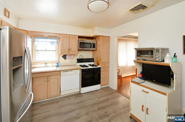 454 E Ridgewood Avenue, Paramus, NJ 07652