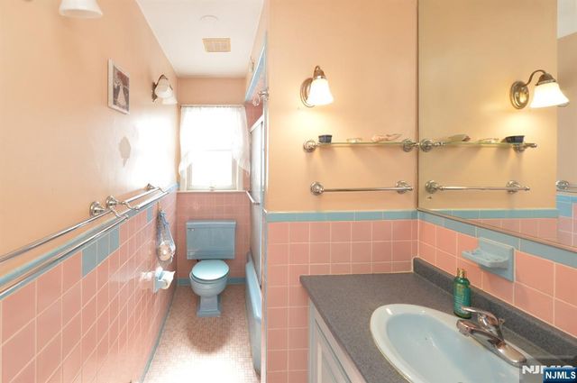 454 E Ridgewood Avenue, Paramus, NJ 07652