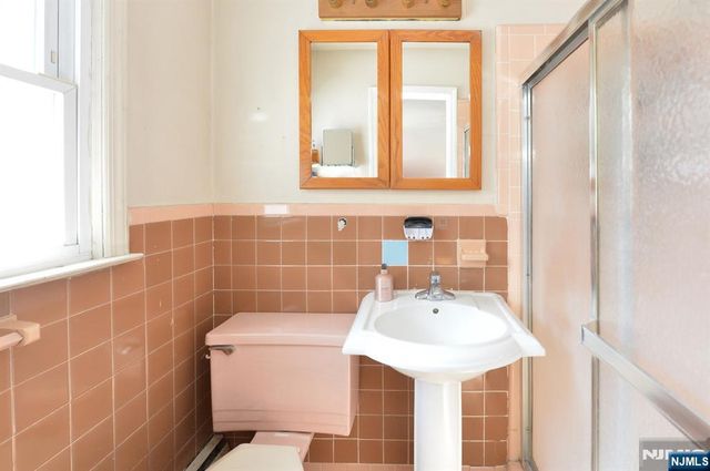 454 E Ridgewood Avenue, Paramus, NJ 07652